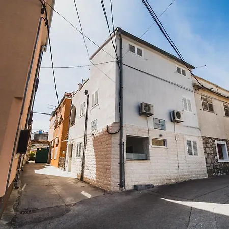 Downtown Park With Balcony