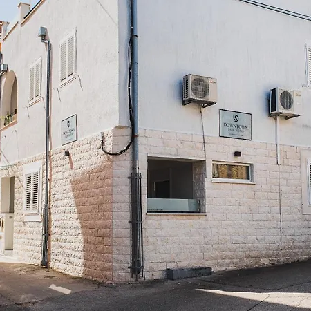 Downtown Park With Balcony