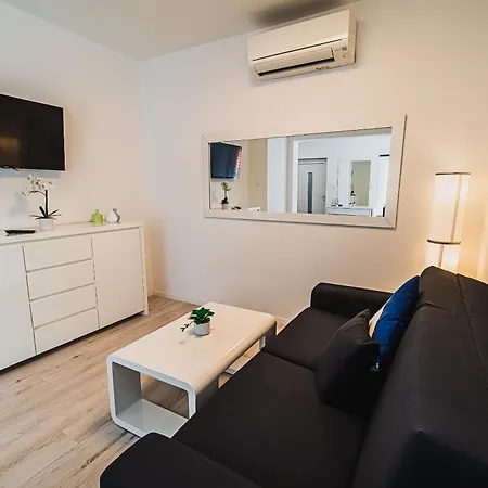 Downtown Park With Balcony Apartment *