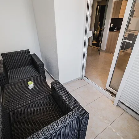 Downtown Park With Balcony Apartment