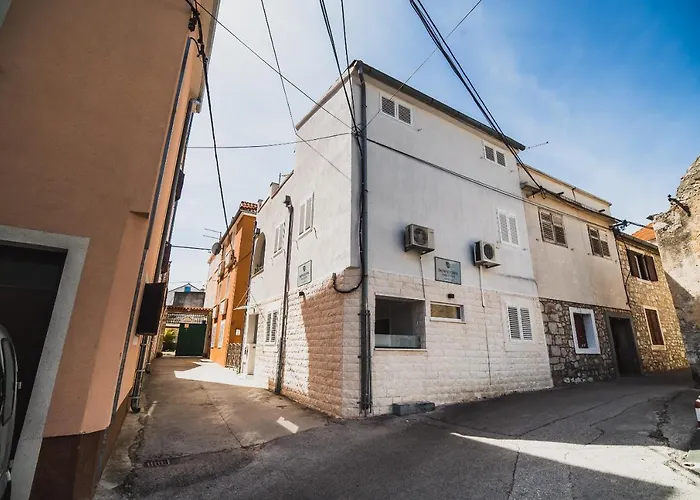 Downtown Park With Balcony