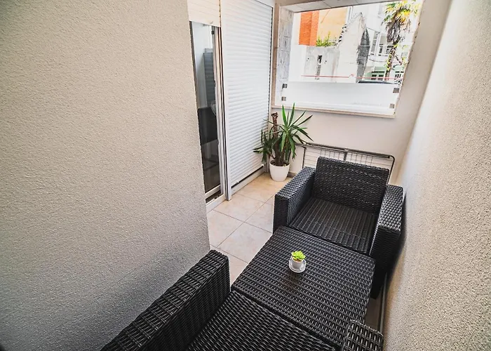 Downtown Park With Balcony *