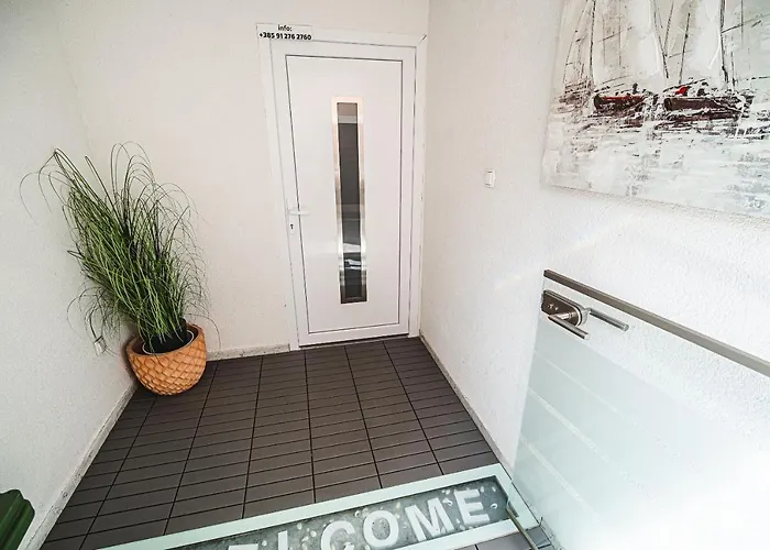 Downtown Park With Balcony *