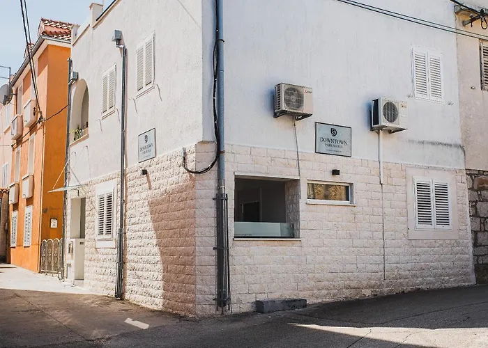 Downtown Park With Balcony
